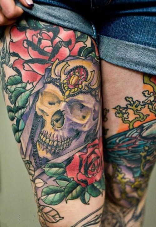 女生大腿上个性的骷髅纹身