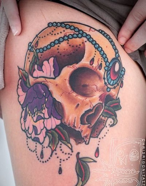 女生大腿上个性的骷髅纹身