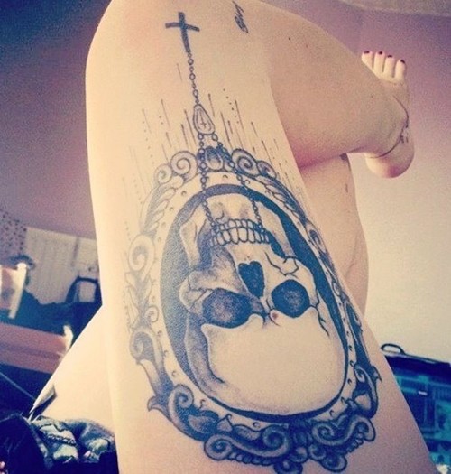 女生大腿上个性的骷髅纹身
