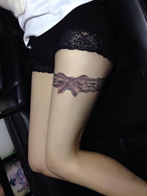 漂亮的蝴蝶结女生大腿纹身