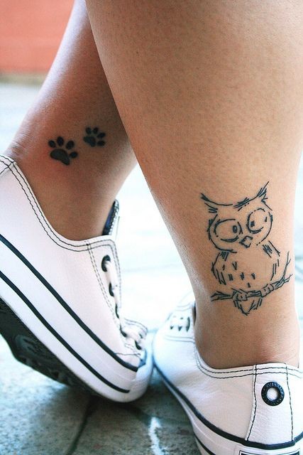 女孩脚部一只可爱的猫头鹰和两只小脚印纹身