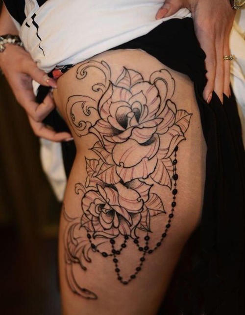 漂亮的花朵女生大腿纹身