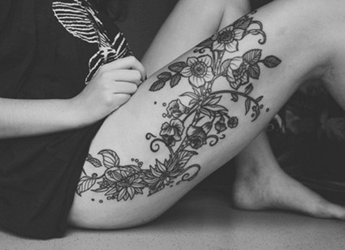 漂亮的花朵女生大腿纹身