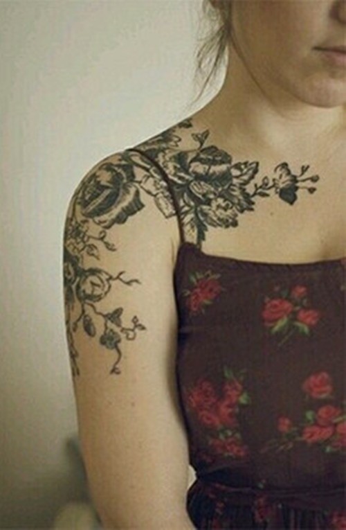 肩部人物画像花朵纹身