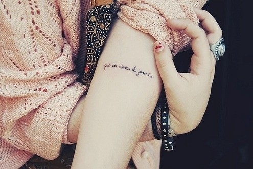 女生手臂上唯美的英文字母刺青