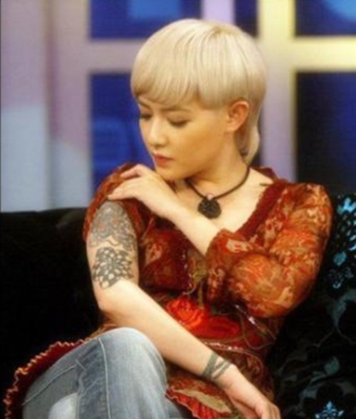 歌手谭维维个性时尚纹身