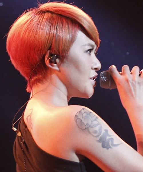 歌手谭维维个性时尚纹身