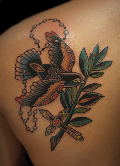 时尚个性的燕子图案纹身