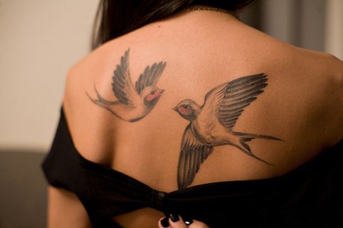 时尚个性的燕子图案纹身