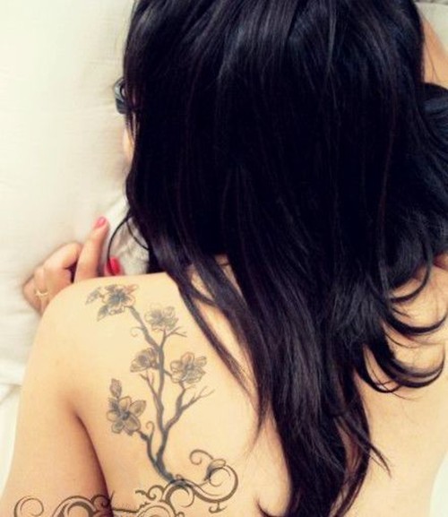 女生后肩漂亮好看的纹身