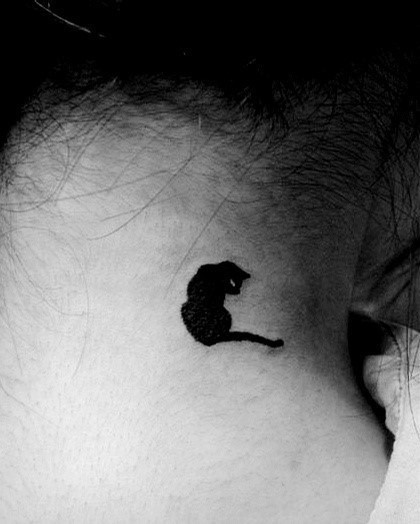 颈部一款小清新纹身:一只小黑猫