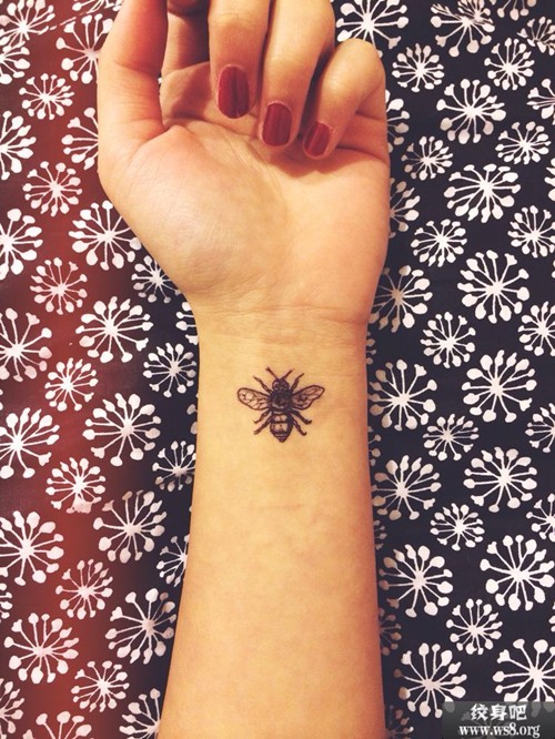 小巧可爱的蜜蜂纹身