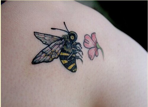小巧可爱的蜜蜂纹身