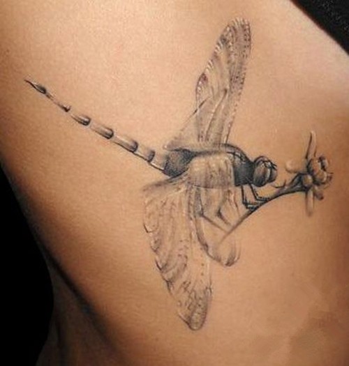 小巧时尚的蜻蜓图案纹身