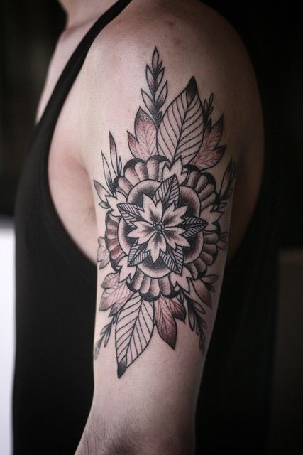 手臂抽象的花朵纹身