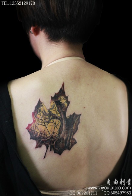女士后背彩色个性枫叶纹身图案