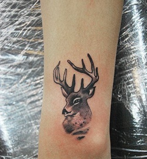 时尚经典的小鹿图案纹身