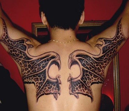 后背上的恶魔翅膀纹身