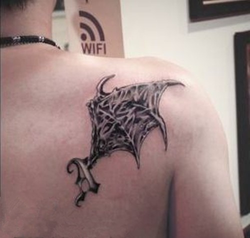 后背上的恶魔翅膀纹身