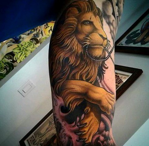 手臂上霸气的狮子头纹身