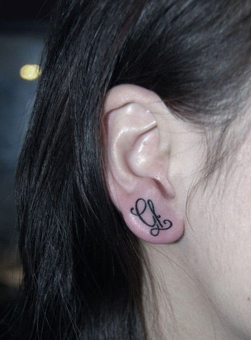 耳朵上的个性纹身