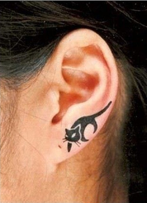 耳朵上的个性纹身