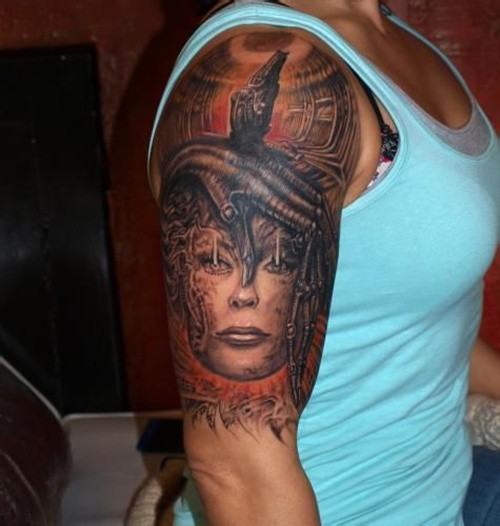 手臂上的人像纹身