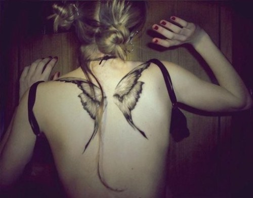 女人的蝴蝶翅膀刺青
