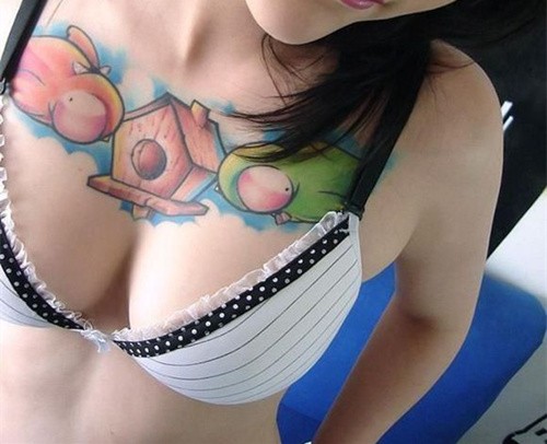 性感纹身女孩胸部纹身
