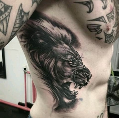 腰部经典的狮子纹身
