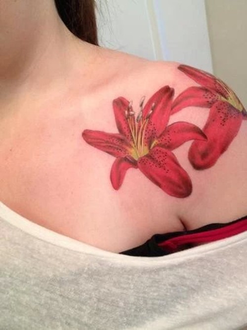 女生肩部漂亮的花朵纹身