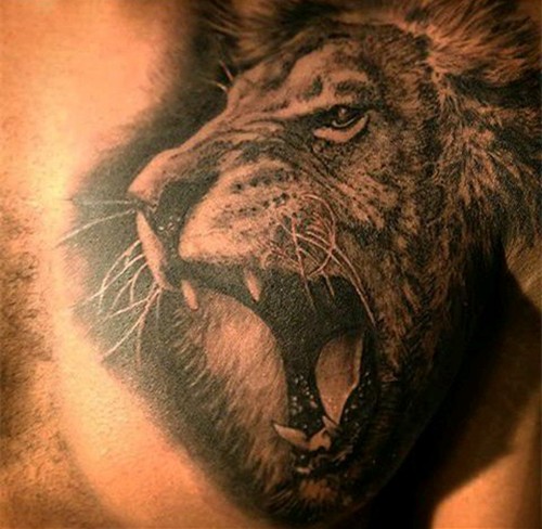 男士胸前霸气的狮子纹身