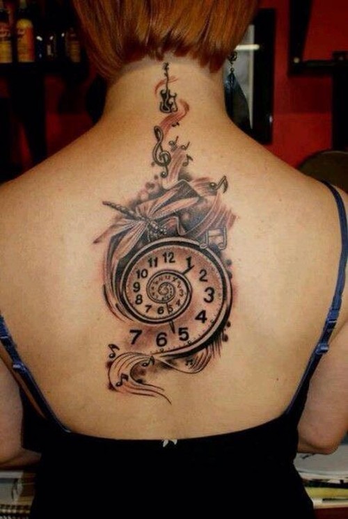 后背上个性的时钟纹身