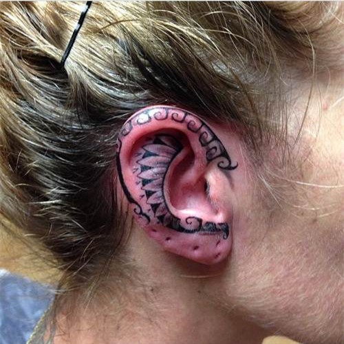 耳朵上面的个性图腾纹身
