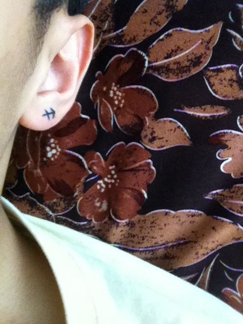 耳朵上面的个性图腾纹身