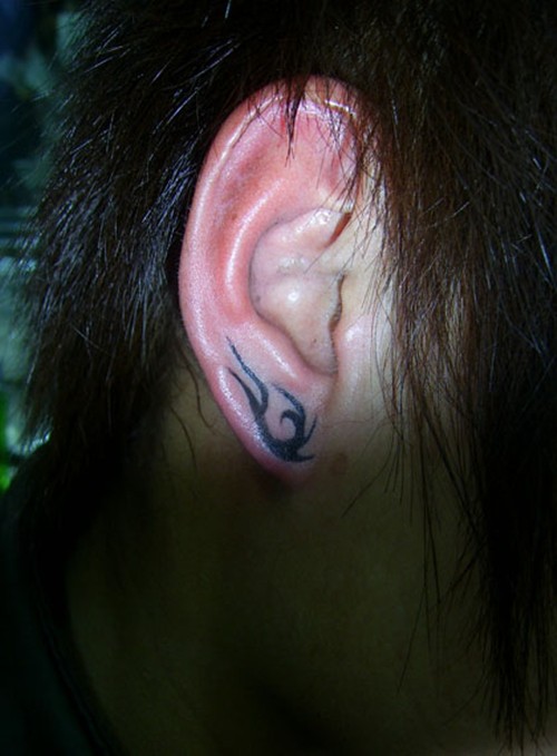 耳朵上面的个性图腾纹身
