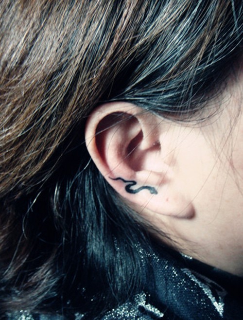 耳朵上面的个性图腾纹身