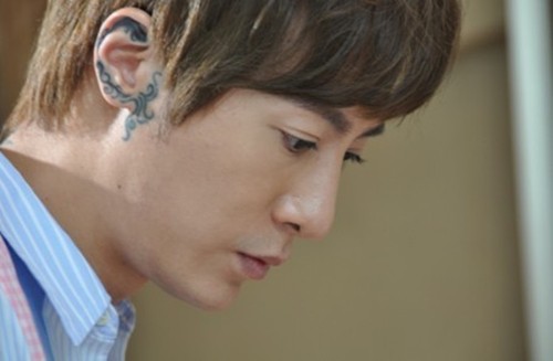 耳朵上面的个性图腾纹身