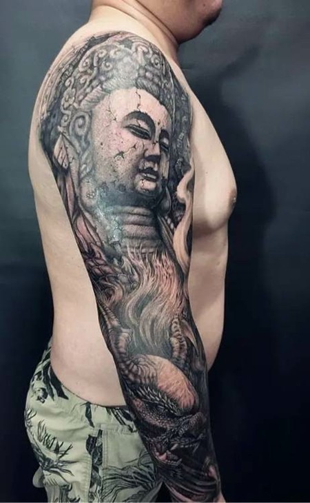 男性满背经典图案纹身