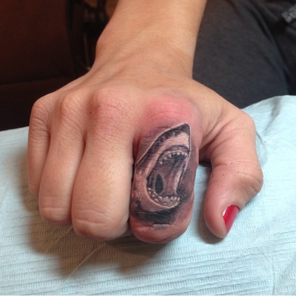 手指上的动物图案纹身