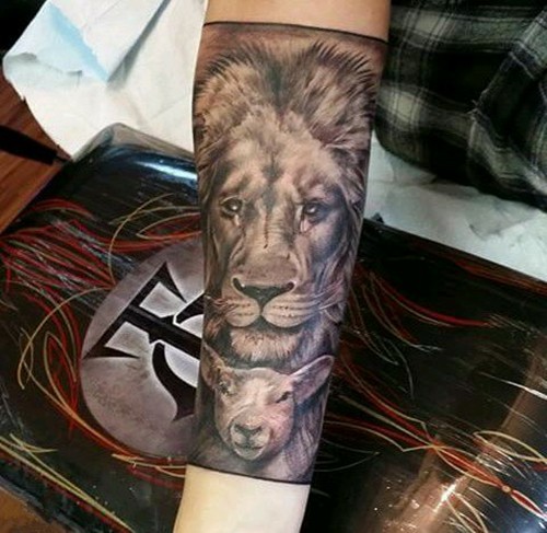 手臂上经典唐狮纹身