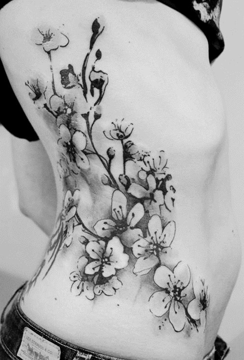 腰部植物图案纹身