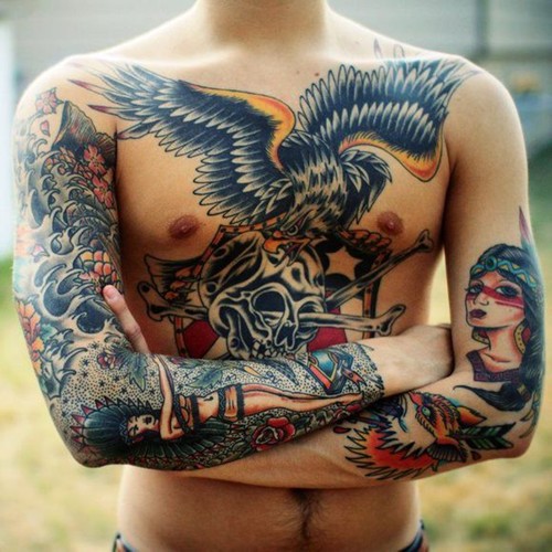 男性胸前个性的翅膀纹身
