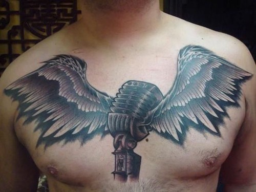 男性胸前个性的翅膀纹身