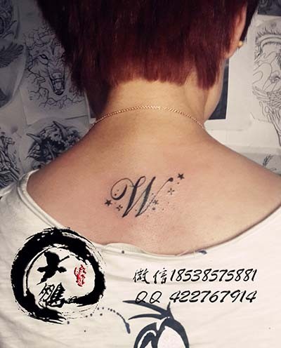 后颈个性字母纹身