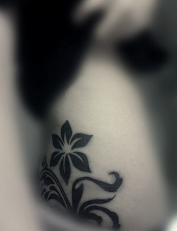 女人腰部植物刺青