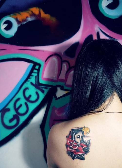 女性肩部个性图案纹身