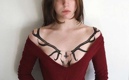 性感女郎胸部纹身