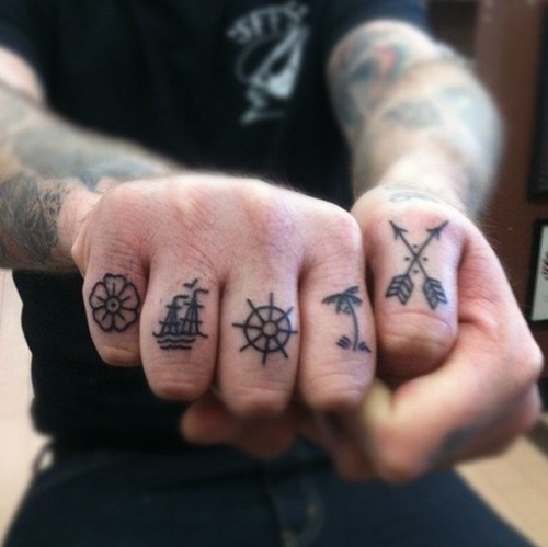 纹身让你的手背看起来更加个性