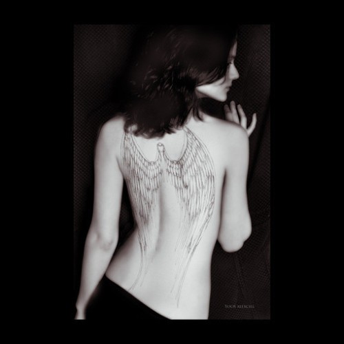 女人后背天使的翅膀刺青